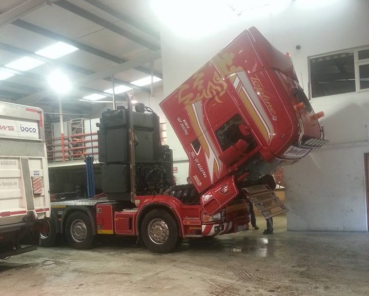 Reparatur eines LKW bei Mike Kelly